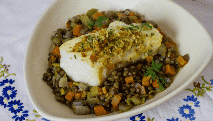 Experimente fazer um delicioso bacalhau refogado com tomate e cebola